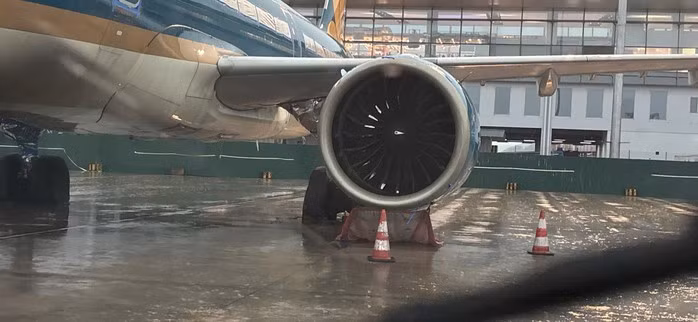 Sân bay Nội Bài trong cơn dông lớn chiều 19-7. Ảnh: NIA