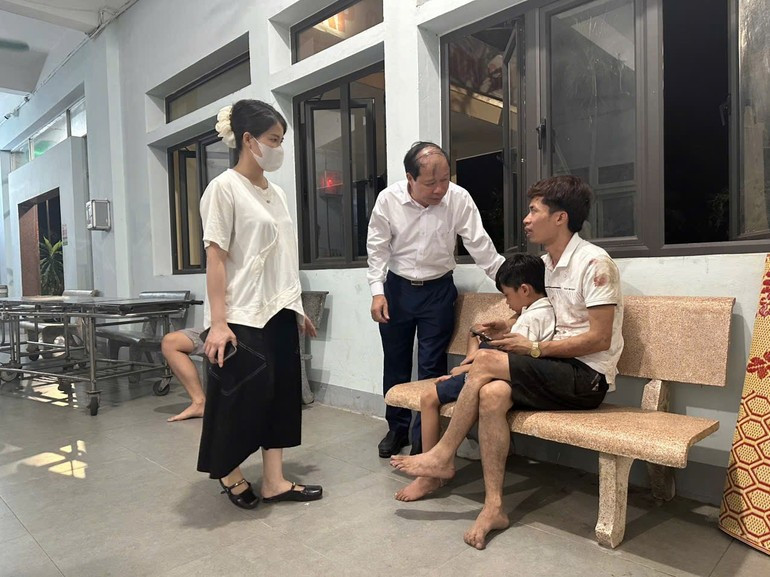 Lãnh đạo chính quyền địa phương thăm hỏi, động viên các hành khách đi trên xe ô-tô bị nạn. 2khoi-to.jpg