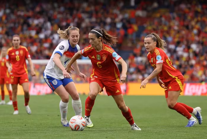 Aitana Bonmatí (6) được trao danh hiệu "Cầu thủ xuất sắc nhất Euro"