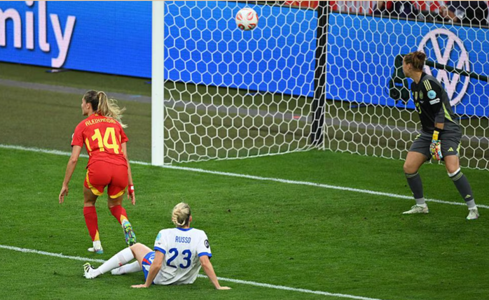 Alessia Russo (23) sau pha đánh đầu gỡ hòa 1-1 cho tuyển Anh Alessia Russo (23) sau pha đánh đầu gỡ hòa 1-1 cho tuyển Anh