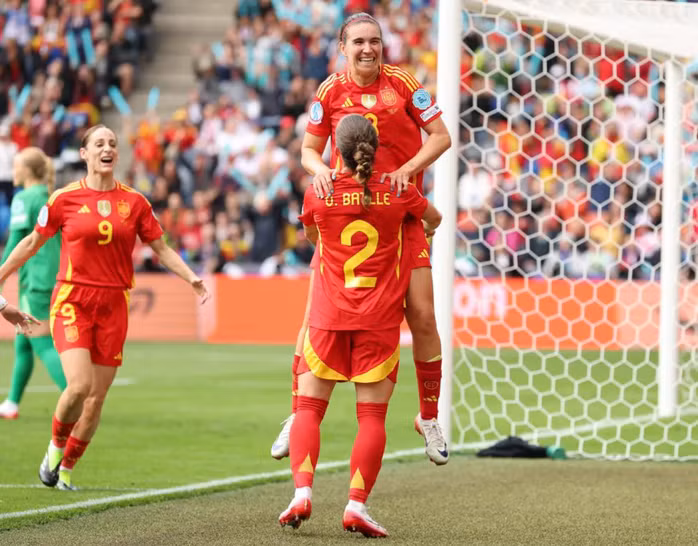 Đồng đội vui mừng sau khi Mariona Caldentey mở tỉ số cho Tây Ban Nha