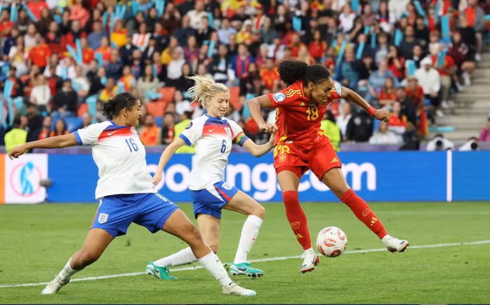 Salma Paraluello bỏ lỡ cơ hội ghi bàn cho Tây Ban Nha trong giờ đấu chính thức