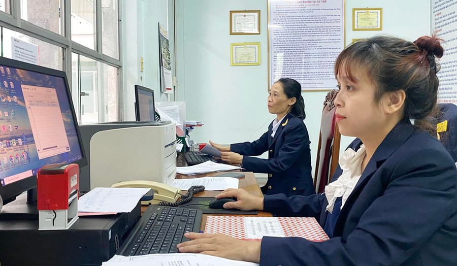 Công chức Thuế cơ sở 8 tăng thời gian làm việc, xử lý hồ sơ ngoài giờ hành chính để kịp thời trả kết quả cho người dân. Ảnh: Sơn Ca t3.jpg