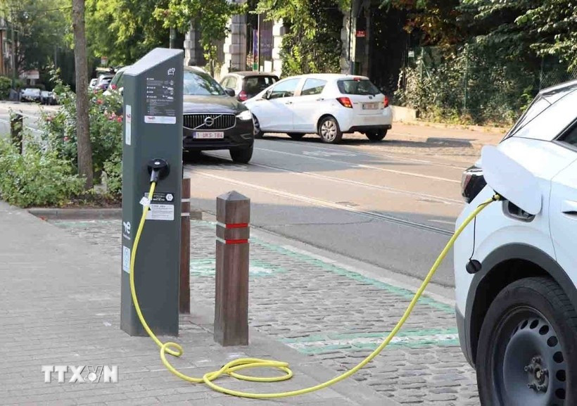 Một trạm sạc xe ôtô điện tại đường Wolvendael, quận Uccle, Brussels (Bỉ). (Ảnh: Hương Giang/TTXVN) khxe.jpg