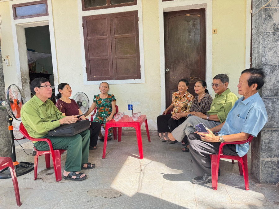 Ban liên lạc C33 thăm bà Thiếm (ngồi trong cùng bên phải) vừa đi viện về. 2ps.jpg