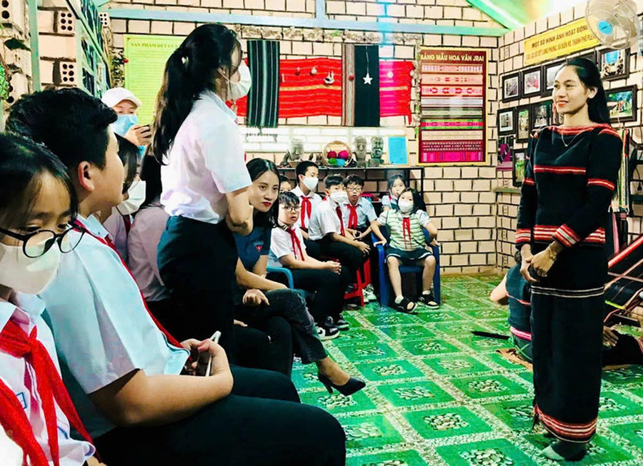 Câu lạc bộ Dệt thổ cẩm làng Phung thu hút nhiều đoàn du khách đến tham quan, tìm hiểu về các sản phẩm dệt truyền thống. Ảnh: Trần Dung lay10-1.jpg