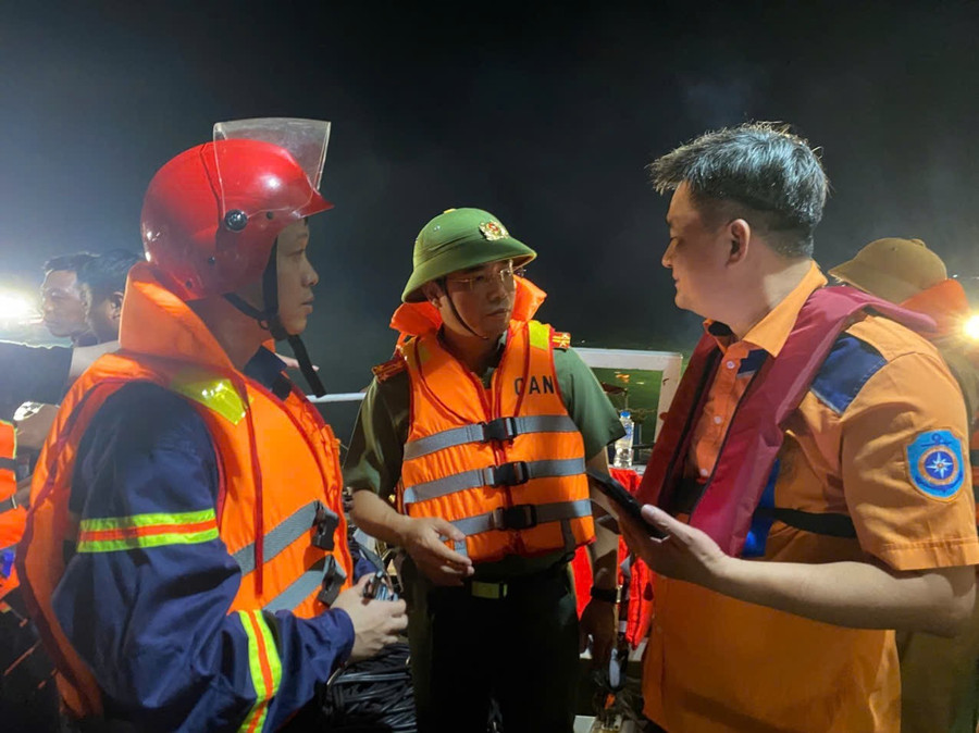 Đại tá Trần Văn Phúc - Giám đốc Công an tỉnh Quảng Ninh (người đứng giữa) chỉ đạo trực tiếp tại hiện trường. 1gd.jpg