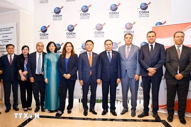 Chủ tịch Quốc hội Trần Thanh Mẫn với đại biểu. (Ảnh: Doãn Tấn/TTXVN)