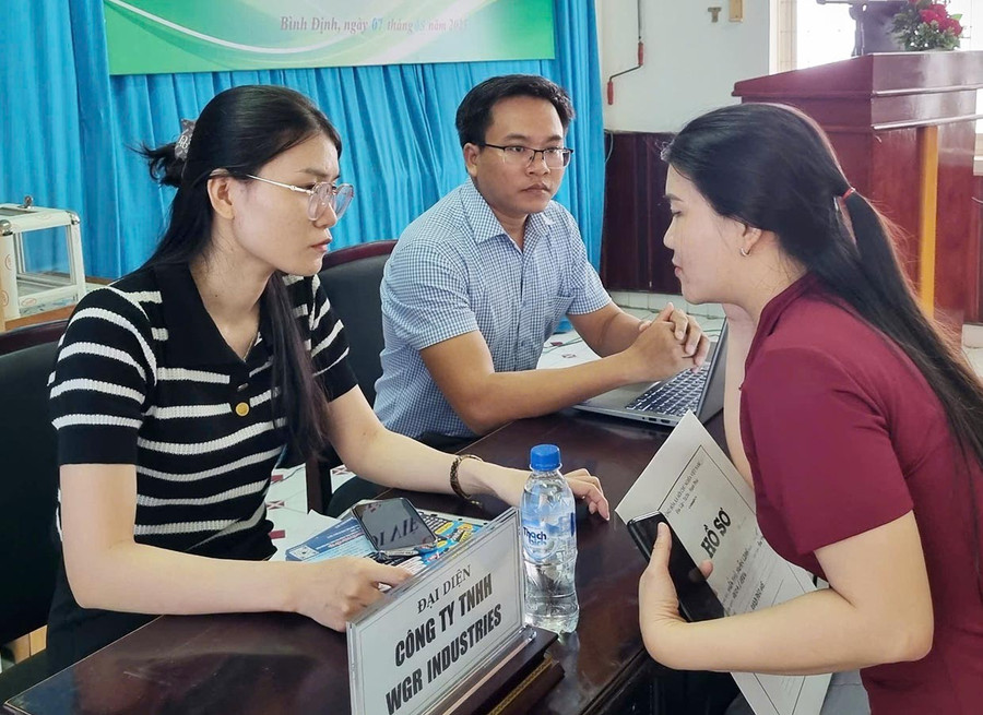 Trung tâm DVVL Gia Lai kết nối DN và người lao động. Trong ảnh: Công ty TNHH WGR Industries tuyển dụng người lao động tại phiên giao dịch việc làm chuyên đề do Trung tâm tổ chức vào tháng 5.2025. Ảnh: Nguyễn Muội them73.jpg