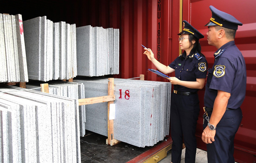 Hải quan cửa khẩu Cảng Quy Nhơn kiểm tra hàng hóa xuất nhập khẩu tại Cảng Quy Nhơn. Ảnh: T.Sỹ 4-2.jpg