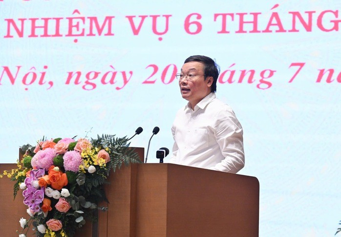 Thứ trưởng Bộ Nội vụ Trương Hải Long báo cáo tại cuộc họp. Ảnh: Nhật Bắc Thứ trưởng Bộ Nội vụ Trương Hải Long báo cáo tại cuộc họp. Ảnh: Nhật Bắc