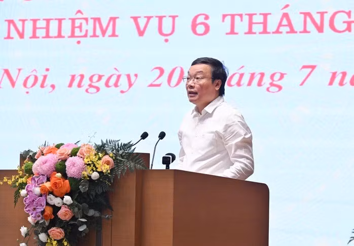 Thứ trưởng Bộ Nội vụ Trương Hải Long báo cáo tại cuộc họp. Ảnh: Nhật Bắc