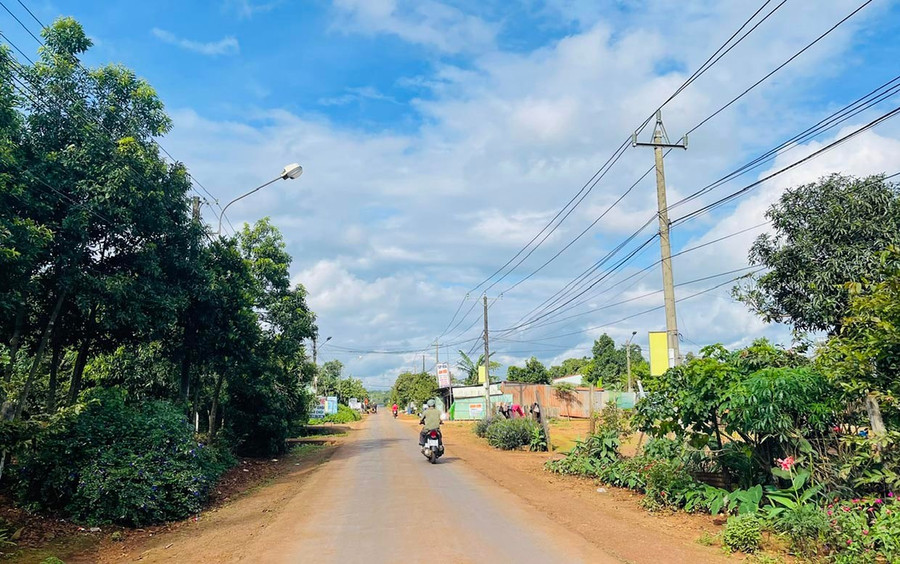 Đường dẫn vào làng Mơ Nú được trải bê tông phẳng lì, sạch đẹp. Ảnh: P.D 5-1-bg.jpg