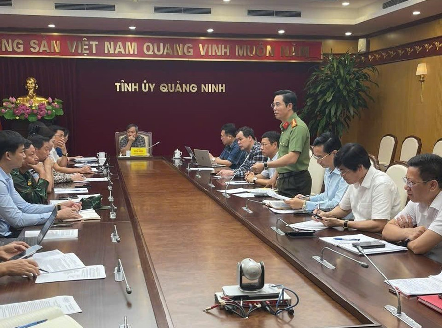 Giám đốc Công an tỉnh báo cáo kết quả triển khai công tác của lực lượng Công an Quảng Ninh với Ban thường vụ Tỉnh ủy Quảng Ninh. 2gd.jpg