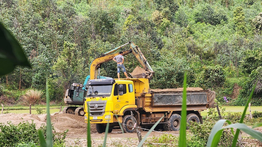 Máy xúc múc cát ven sông lên xe ben chở về các bãi tập kết trên địa bàn xã Ayun. Ảnh T.D 1bg.jpg