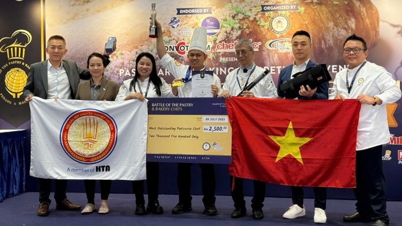 Việt Nam vô địch tại cuộc thi Bánh ngọt và Bánh mỳ Quốc tế 2025. (Ảnh: Báo Nhân Dân) viet-nam.jpg