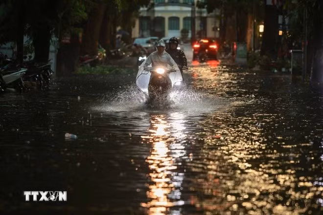 Phố Đặng Thái Thân bị ngập do mưa lớn. (Ảnh: Hoàng Hiếu/TTXVN)