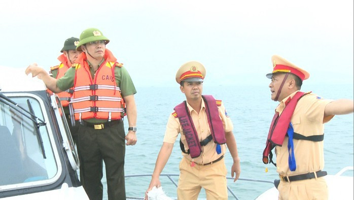 Đại tá Trần Văn Phúc chỉ đạo các lực lượng mở rộng phạm vi tìm kiếm các nạn nhân vào sáng 20-7 Đại tá Trần Văn Phúc chỉ đạo các lực lượng mở rộng phạm vi tìm kiếm các nạn nhân vào sáng 20-7