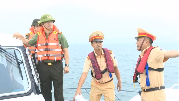 Đại tá Trần Văn Phúc chỉ đạo các lực lượng mở rộng phạm vi tìm kiếm các nạn nhân vào sáng 20-7