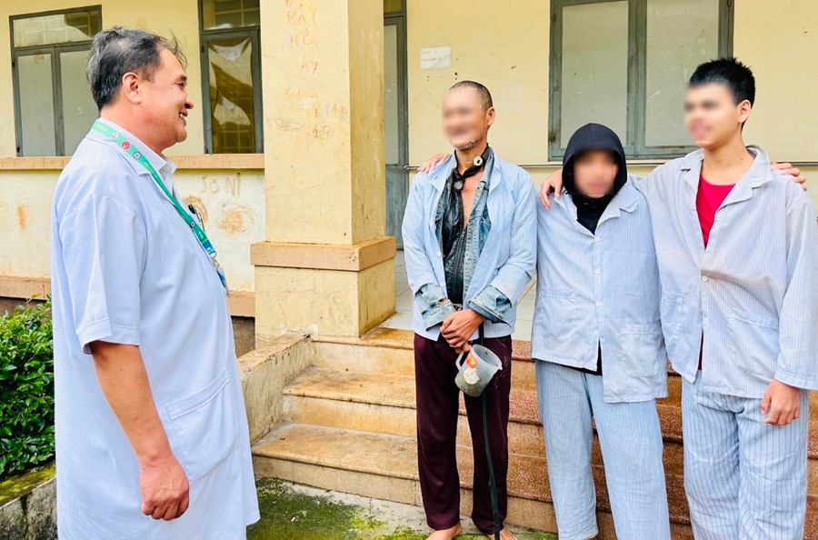 Bác sĩ Đồng Vĩnh Thanh thăm hỏi, động viên các bệnh nhân an tâm điều trị, sớm khỏe mạnh về với gia đình. Ảnh: Như Nguyện 2nn.jpg