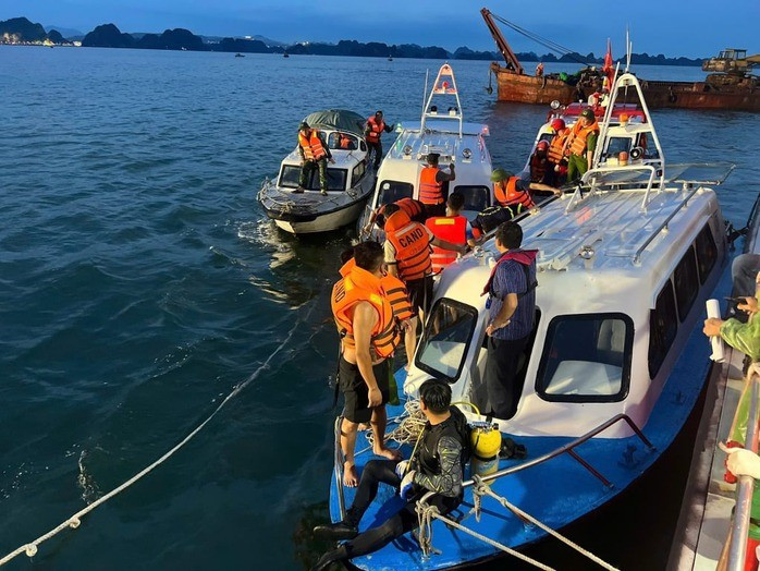 Lực lượng chức năng tìm kiếm các nạn nhân trong vụ lật tàu ở Quảng Ninh Lực lượng chức năng tìm kiếm các nạn nhân trong vụ lật tàu ở Quảng Ninh