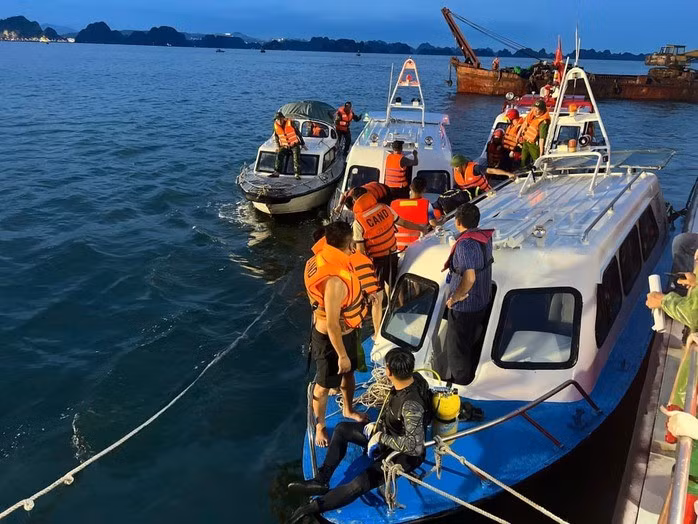Lực lượng chức năng tìm kiếm các nạn nhân trong vụ lật tàu ở Quảng Ninh