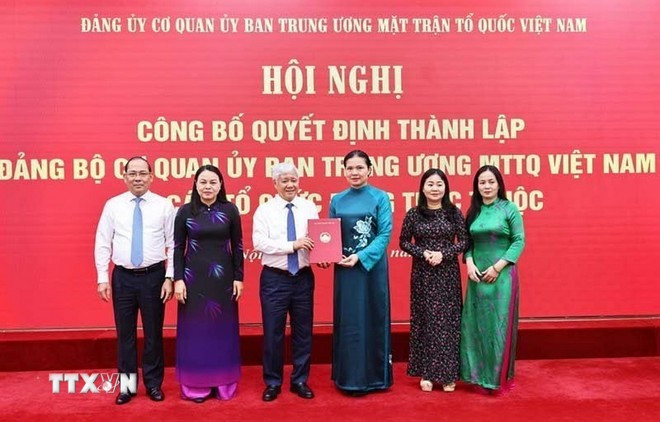 Đồng chí Đỗ Văn Chiến trao Quyết định thành lập Đảng bộ Cơ quan Ủy ban Trung ương Mặt trận Tổ quốc Việt Nam. (Ảnh: Minh Đức/TTXVN) Đồng chí Đỗ Văn Chiến trao Quyết định thành lập Đảng bộ Cơ quan Ủy ban Trung ương Mặt trận Tổ quốc Việt Nam. (Ảnh: Minh Đức/TTXVN)