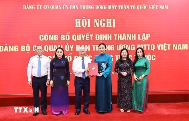 Đồng chí Đỗ Văn Chiến trao Quyết định thành lập Đảng bộ Cơ quan Ủy ban Trung ương Mặt trận Tổ quốc Việt Nam. (Ảnh: Minh Đức/TTXVN)