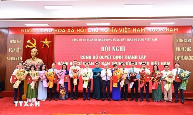 Ông Đỗ Văn Chiến trao quyết định thành lập các đảng bộ, chi bộ trực thuộc. (Ảnh: Minh Đức/TTXVN)