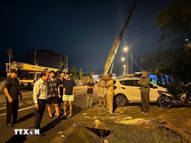 Thủ tướng chỉ đạo khắc phục hậu quả vụ xe ôtô chở khách biển kiểm soát số 43F-007.76 bị lật trên Quốc lộ 1 làm chết 10 người, bị thương 14 người. Ảnh: TTXVN phát 2-anh.jpg