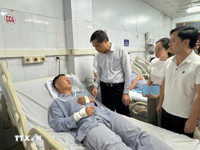 Lãnh đạo tỉnh Quảng Ninh thăm hỏi, động viên người bị thương trong vụ lật tàu trên vịnh Hạ Long. (Ảnh: Đức Hiếu/TTXVN) Lãnh đạo tỉnh Quảng Ninh thăm hỏi, động viên người bị thương trong vụ lật tàu trên vịnh Hạ Long. (Ảnh: Đức Hiếu/TTXVN)