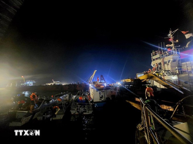 Các lực lượng chức năng đang nỗ lực trục vớt tàu gặp nạn (Ảnh chụp lúc 00h 05 phút, ngày 20/7). (Ảnh: Thanh Vân/TTXVN) Các lực lượng chức năng đang nỗ lực trục vớt tàu gặp nạn (Ảnh chụp lúc 00h 05 phút, ngày 20/7). (Ảnh: Thanh Vân/TTXVN)