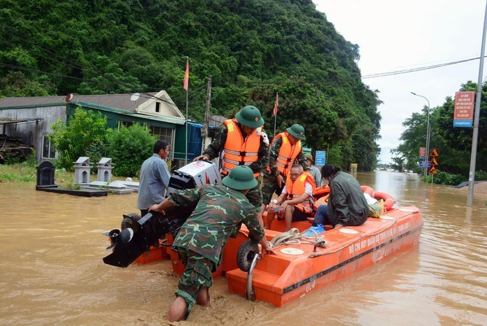 Lực lượng chức năng sơ tán người dân tại vùng bị ngập sâu. Ảnh: M. Tuấn Lực lượng chức năng sơ tán người dân tại vùng bị ngập sâu. Ảnh: M. Tuấn