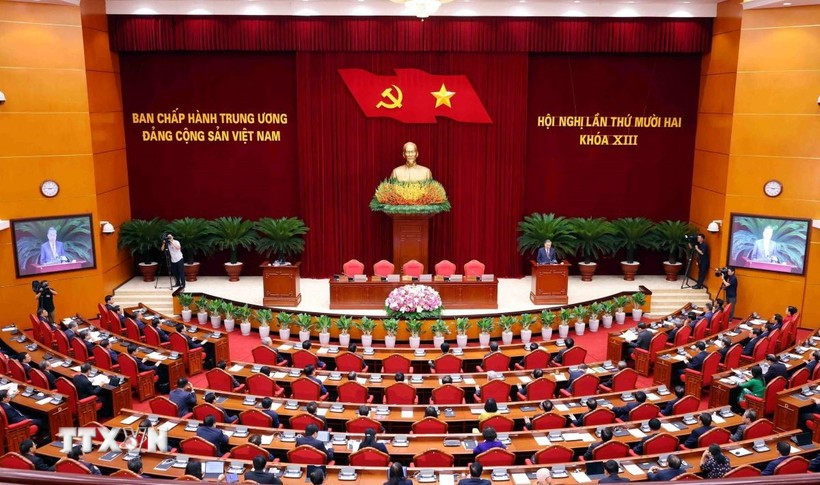 제13기 당 중앙위원회 제12차 대표자회 폐막식 장면. (사진: Pham Kien/VNA) toan-van-nghi-quyet-hoi-nghi-lan-thu-12.jpg