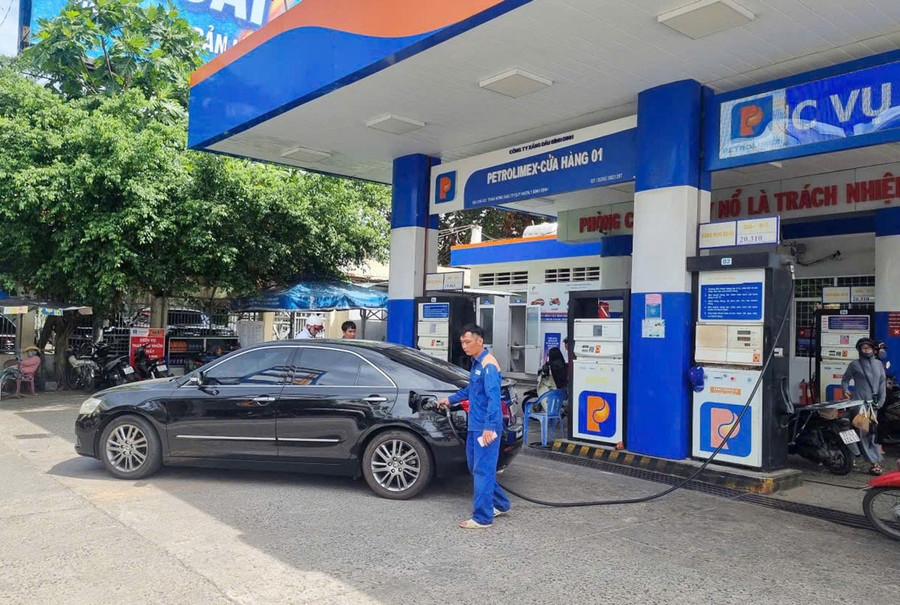 RON95-III gasoline price continues to decrease to 19,700 VND/liter. Photo: P.V 1xx.jpg