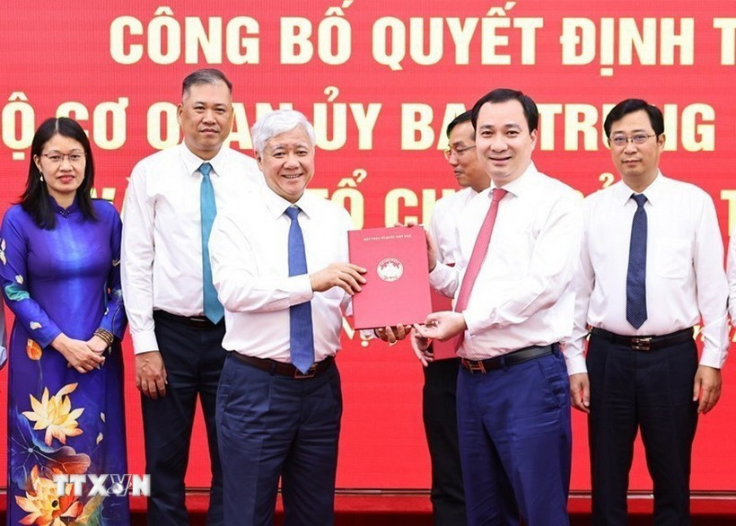 Đồng chí Đỗ Văn Chiến trao quyết định thành lập các đảng bộ, chi bộ trực thuộc. Ảnh: Minh Đức/TTXVN 2aa.jpg