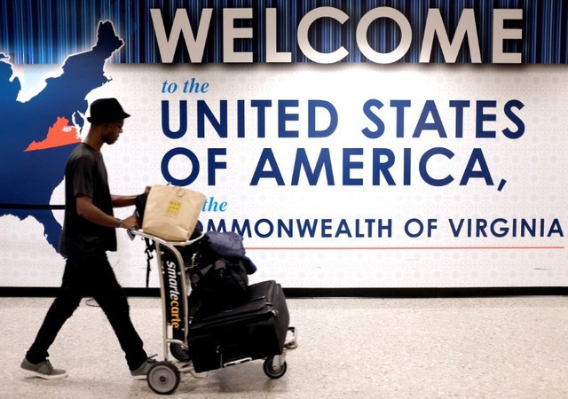 Người nhập cảnh Mỹ tại sân bay quốc tế Dulles của bang Virginia. ẢNH: REUTERS Người nhập cảnh Mỹ tại sân bay quốc tế Dulles của bang Virginia. ẢNH: REUTERS