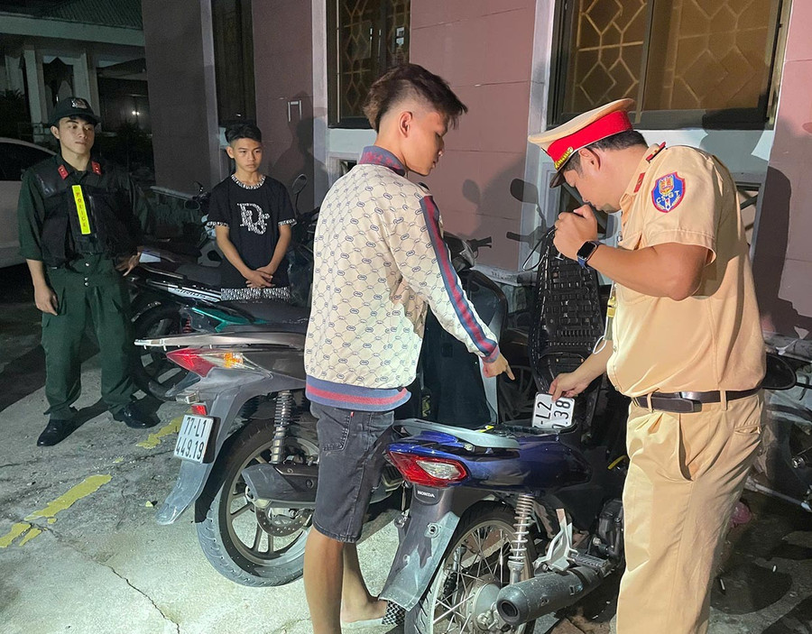 Lực lượng CA đẩy mạnh công tác tuần tra vũ trang kết hợp tuần tra nghiệp vụ, ngăn chặn các trường hợp có biểu hiện nghi vấn vi phạm pháp luật. Ảnh: Kiều Anh 11-anh.jpg