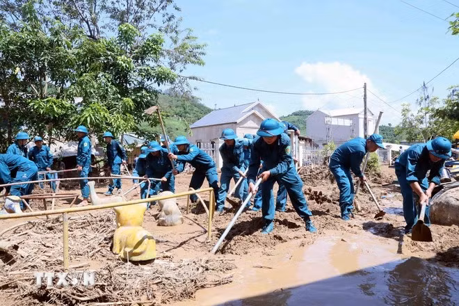 Lực lượng Dân quân tự vệ được huy động để giúp nhân dân xã Chiềng Sơ nhanh chóng khắc phục hậu quả của lũ ống, lũ quét. (Ảnh: Quang Quyết/TTXVN)
