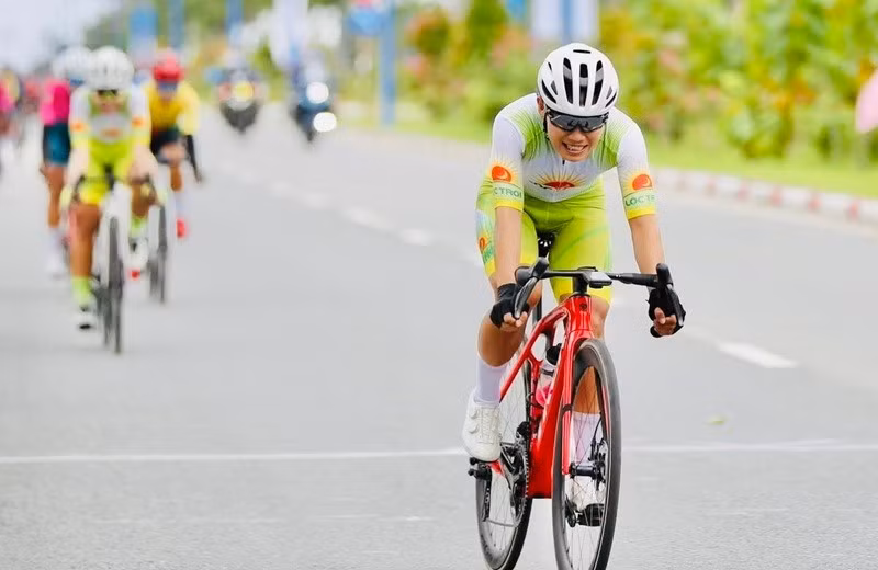 Cua-rơ Nguyễn Thị Thật giành HCV đầu tiên tại giải vô địch quốc gia 2025. Ảnh: ONG QI