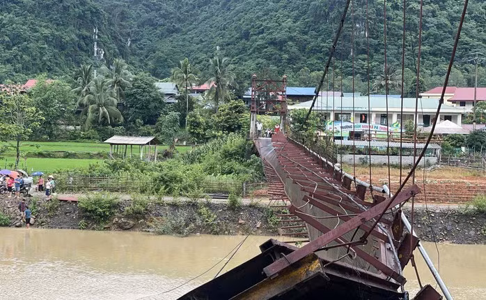 Hiện trường vụ cầu treo đứt cáp khiến xe ô tô rơi xuống sông. Ảnh: Theo Báo Điện Biên Phủ