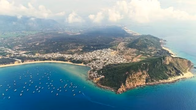 Mũi Vi Rồng nhìn từ trên cao. ẢNH: TUỆ LÂM