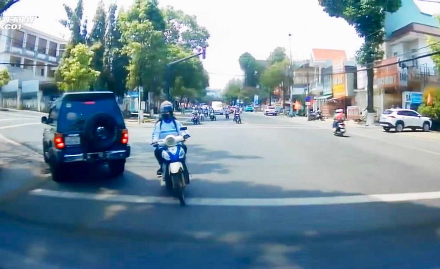 Từ những phản ánh của người dân, CSGT tiến hành xác minh và xử lý theo quy định. Trong ảnh là trường hợp 1 xe ô tô dừng xe ngược chiều tại khu vực giao giữa đường Nguyễn Đình Chiểu và Phan Đình Phùng (phường Pleiku). Ảnh chụp màn hình