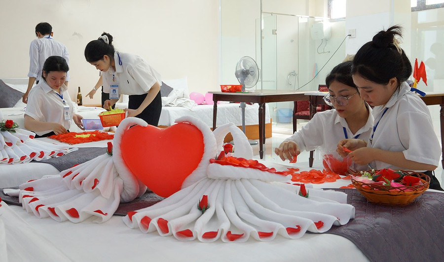 Sinh viên khoa Du lịch (Trường Cao đẳng Kỹ thuật Công nghệ Quy Nhơn) thực hành các kỹ năng nghề nghiệp. Ảnh: Nguyễn Muội