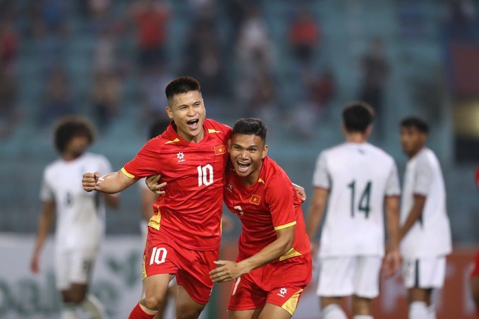 Đội tuyển Việt Nam đã thắng 3-0 trước Bangladesh trên sân vận động Hàng Đẫy tối 26-3