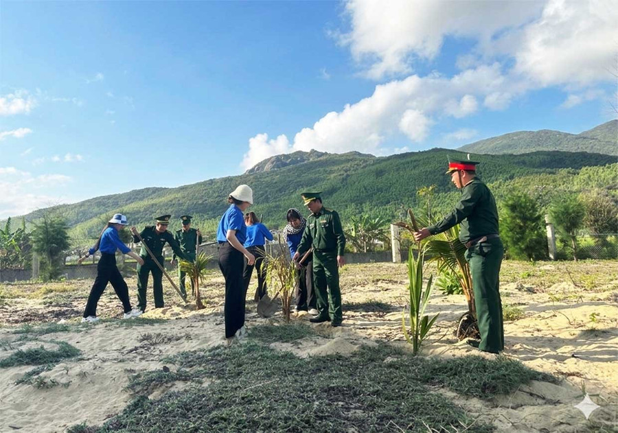 Đoàn viên, thanh niên Đồn Biên phòng Nhơn Châu phối hợp với đoàn viên, thanh niên ở địa phương trồng cây xanh. Ảnh: ĐVCC