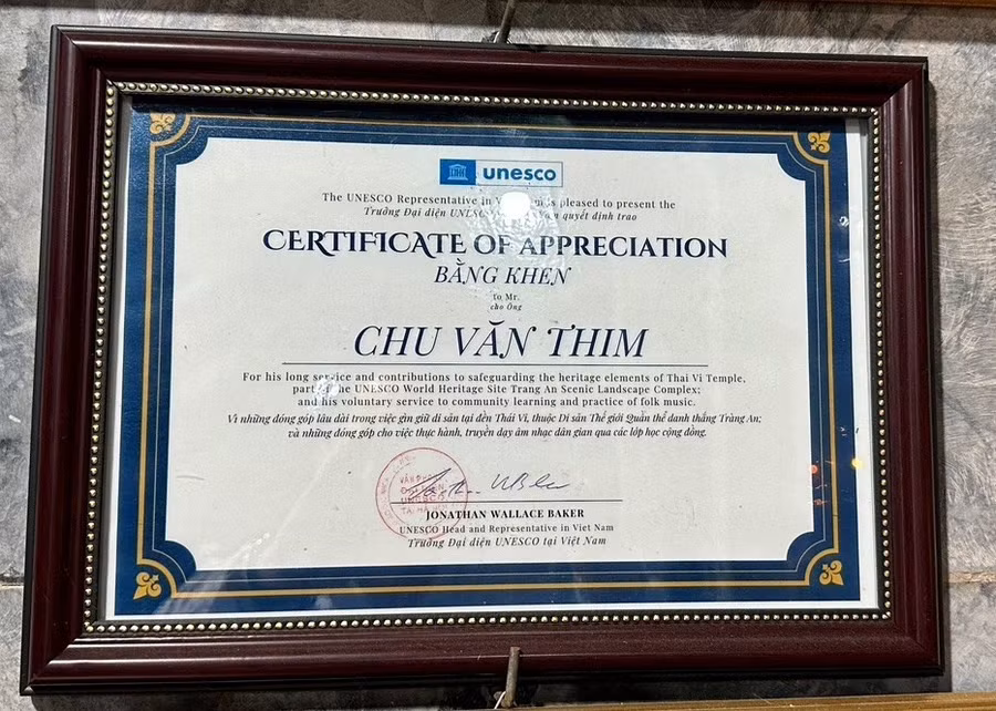 Bằng khen của Trưởng Đại diện UNESCO tại Việt Nam trao tặng cho cụ Chu Văn Thim vì những đóng góp lâu dài trong việc gìn giữ di sản tại đền Thái Vi