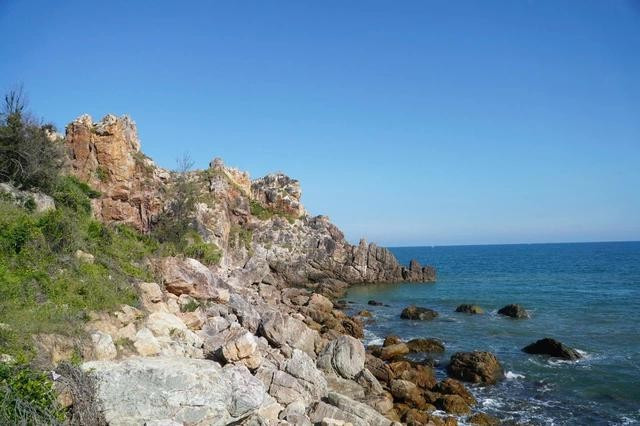 Nhìn từ xa, Mũi Vi Rồng như chiếc đầu rồng nằm vươn mình ra biển lớn. ẢNH: ĐỨC NHẬT