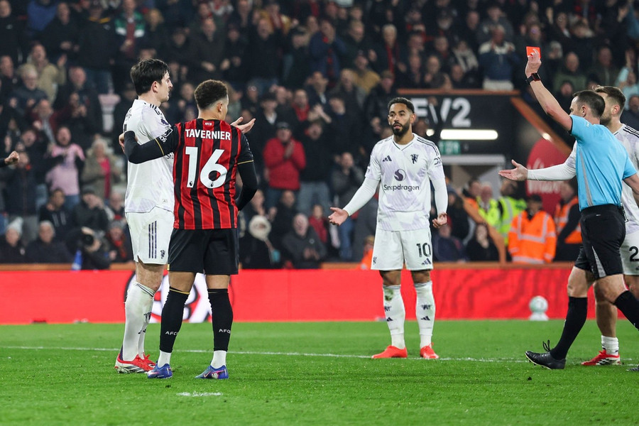 Maguire đốn ngã đối thủ và bị đuổi khỏi sân.