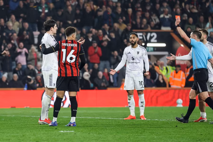 Maguire đốn ngã đối thủ và bị đuổi khỏi sân.